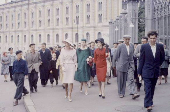 Christian Dior’s first time in Moscow: See how soviet women reacted geotv.ge